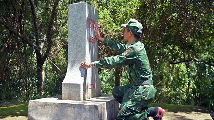 Trung tá Nguyễn Văn Thành, Chính trị viên phó Đồn Biên phòng Quảng Nhâm, đội trưởng đội tuần tra kiểm tra hiện trạng cột mốc. 