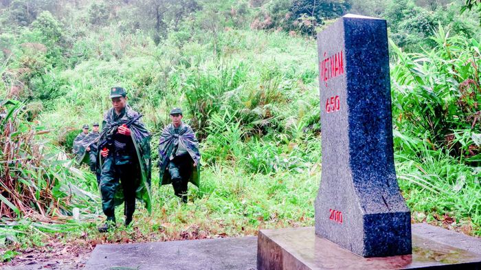  Đôi lúc bàn chân chao đảo trên đá trơn, tưởng chừng khó gắng gượng nhưng nhìn các chiến sĩ trẻ phía trước kiên cường tiến bước, một nguồn sức mạnh âm thầm lan tỏa. 