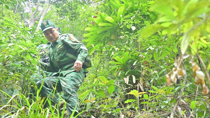  Các chiến sĩ biên phòng băng qua từng con dốc trơn trượt, hiểm trở. 