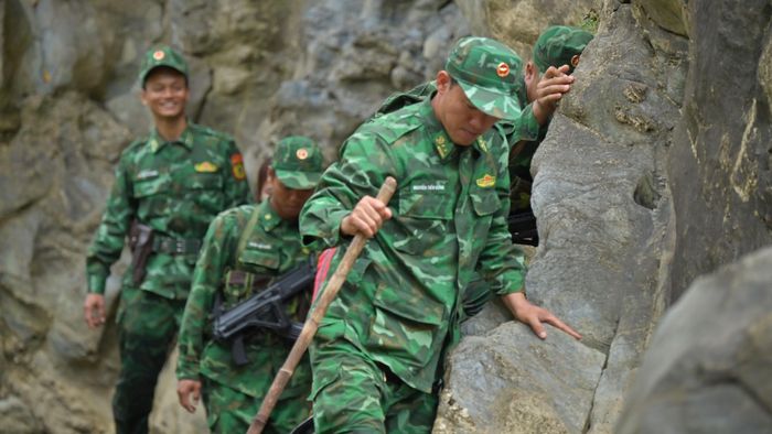  Băng qua núi rừng Trường Sơn, những bước chân người lính biên phòng vẫn vững vàng trên hành trình giữ biên cương. 