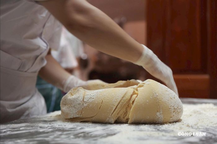 Bột bánh được nhào kỹ bằng tay để đạt độ dẻo mịn vừa đủ – đây là công đoạn quyết định đến độ mềm, độ nở và hương vị của lớp vỏ bánh sau khi nướng.