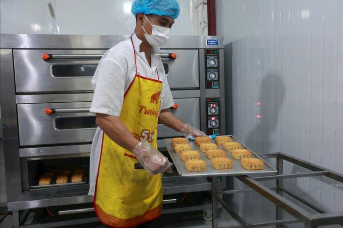 Công đoạn nướng hai lần giúp bánh đạt độ giòn, mềm và giữ được nhân thơm ngậy.