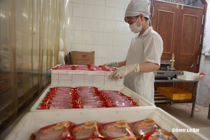 Bàn tay khéo léo và ánh mắt cẩn thận trong từng khâu đóng gói.