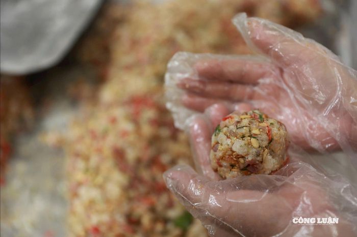 Nhân thập cẩm được làm từ hơn 10 loại nguyên liệu khác nhau, trộn theo công thức riêng được truyền dạy qua nhiều thế hệ.