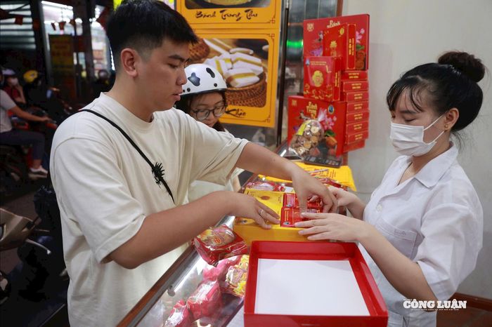Người trẻ tìm đến làng nghề không chỉ để mua bánh, mà còn để tìm lại hương vị tuổi thơ nơi đầu ngõ.
