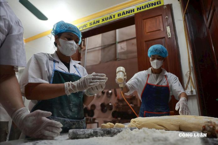 Từng bước một – trộn bột, nặn nhân, ép khuôn – diễn ra trong không gian đặc quánh mùi lá chanh và lò nướng.