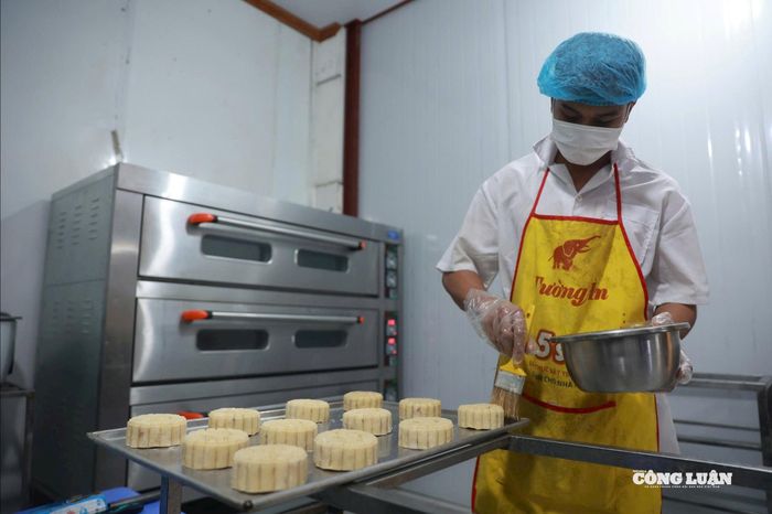 Lòng đỏ trứng quét lên bề mặt bánh không chỉ tạo màu vàng óng đẹp mắt, mà còn tăng độ thơm khó cưỡng.