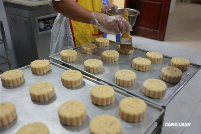 Theo nhịp sống mới, bánh được “cách tân nhẹ” với vị ngọt dịu, phù hợp với người ăn kiêng và người già.