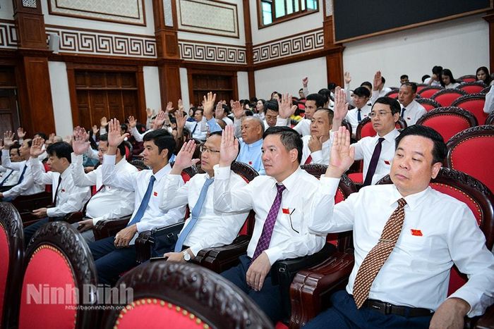 Các đại biểu biểu quyết thông qua các nghị quyết của Kỳ họp.