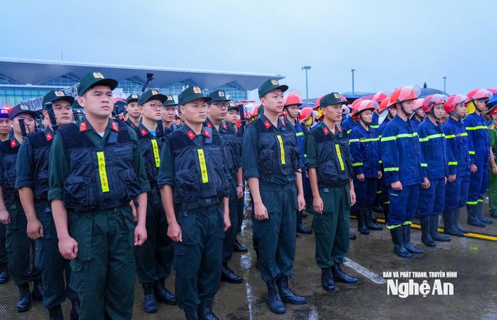 Cán bộ, chiến sỹ Công an tỉnh Nghệ An tham gia buổi thực tập. Ảnh: Đình Tuyên