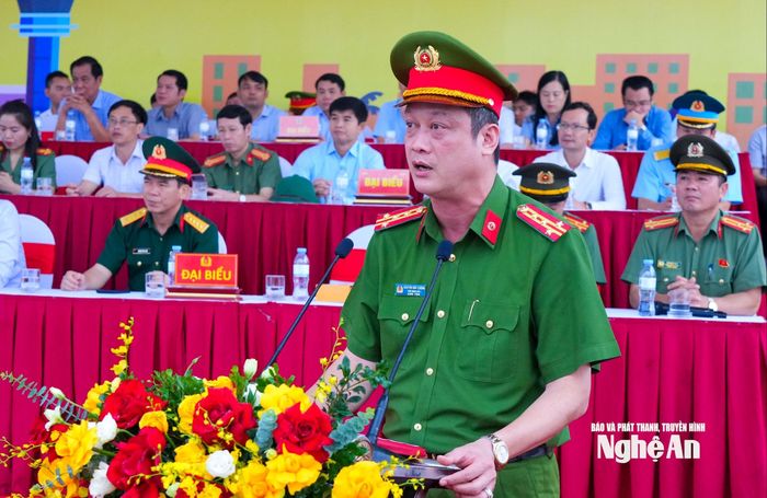 Đại tá Nguyễn Đức Cường - Phó Giám đốc Công an tỉnh phát lệnh thực tập thực binh. Ảnh: Đình Tuyên
