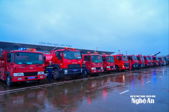 Các phương tiện huy động phục vụ buổi thực tập. Ảnh: Đình Tuyên