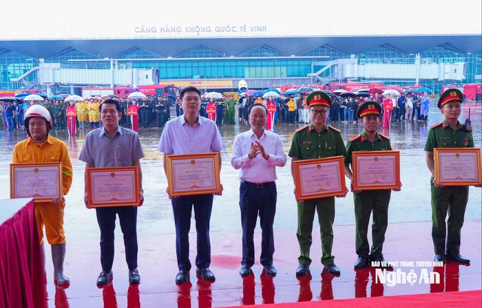 Phó Chủ tịch Thường trực UBND tỉnh trao Bằng khen cho các tập thể, cá nhân. Ảnh: Đình Tuyên