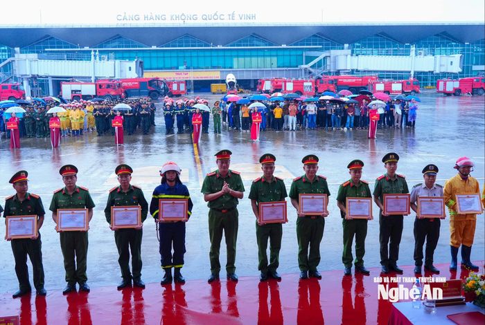 Đại diện lãnh đạo Công an tỉnh trao giấy khen cho các tập thể, cá nhân. Ảnh: Đình Tuyên