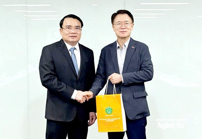 Phó Chủ tịch UBND tỉnh Phùng Thành Vinh tặng quà lưu niệm đến ông Choo Moon-gap - Trưởng ban chính sách kinh tế KBIZ. Ảnh: Phan Tú