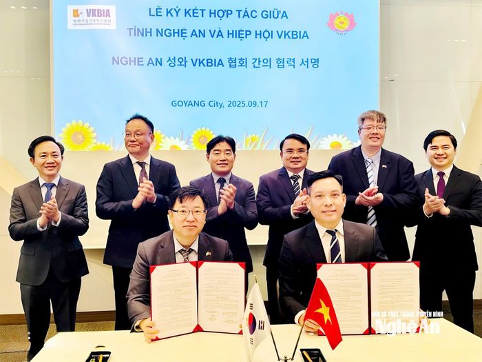 Ký biên bản ghi nhớ giữa Sở Ngoại vụ Nghệ An và Hiệp hội Doanh nhân và Đầu tư Việt - Hàn. Ảnh: Phan Tú