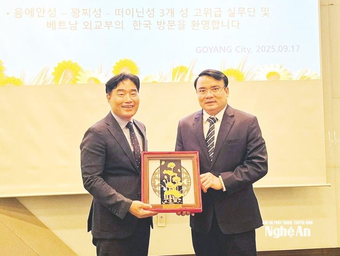 Phó Chủ tịch UBND tỉnh Phùng Thành Vinh tặng quà lưu niệm đến ông Kim Un Nam - Chủ tịch HĐND thành phố GoYang. Ảnh: Phan Tú