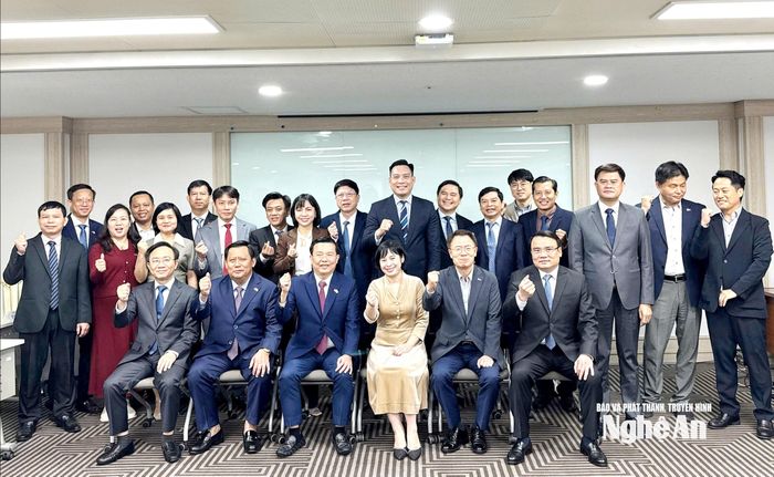 Các đại biểu chụp ảnh lưu niệm. Ảnh: Phan Tú