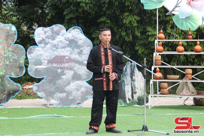Tiết mục độc tấu sáo của đội văn nghệ bản Bướt.