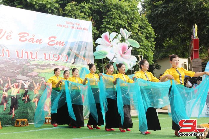 Các đội văn nghệ xã Xuân Nha tham gia Chương trình “Về bản em”.