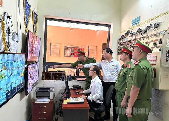 Phòng Cảnh sát PCCC và cứu nạn, cứu hộ, Công an tỉnh kiểm tra khu vực điều khiển trung tâm về công tác PCCC tại Khách sạn Mường Thanh, phường Minh Xuân.