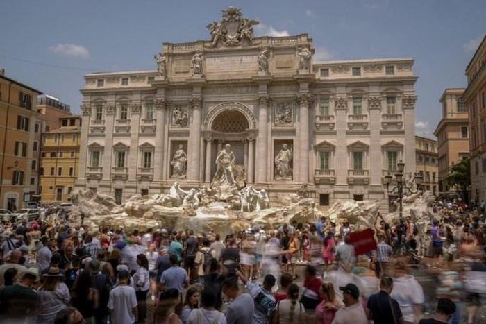 Khách du lịch tham quan Đài phun nước Trevi ở Rome, Italia. Ảnh: AP