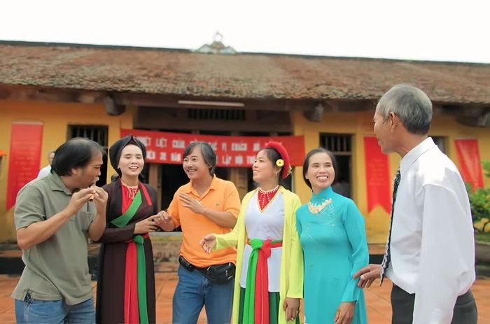 Hội thơ làng Chùa chuẩn bị cho một chương trình thơ. Nhà thơ Nguyễn Quang Thiều đệm sáo chèo tại sân đình làng Chùa. Ảnh: Tư liệu