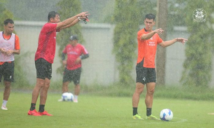 HLV Lê Huỳnh Đức và Tiến Linh sẵn sàng cho trận "derby" đầu tiên sau sáp nhập với Becamex TP.HCM vào 18h00 tối 21/9 trên sân Gò Đậu. Ảnh: CLB