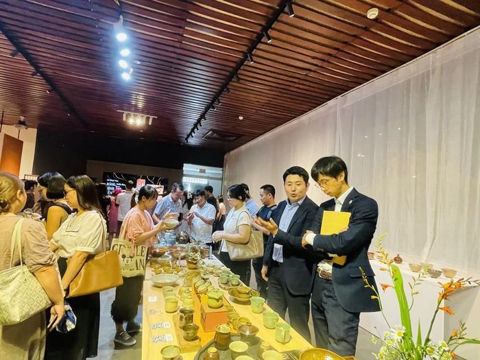 Các đại biểu và khách tham quan sản phẩm gốm Phù Lãng (Bắc Ninh) tại triển lãm
