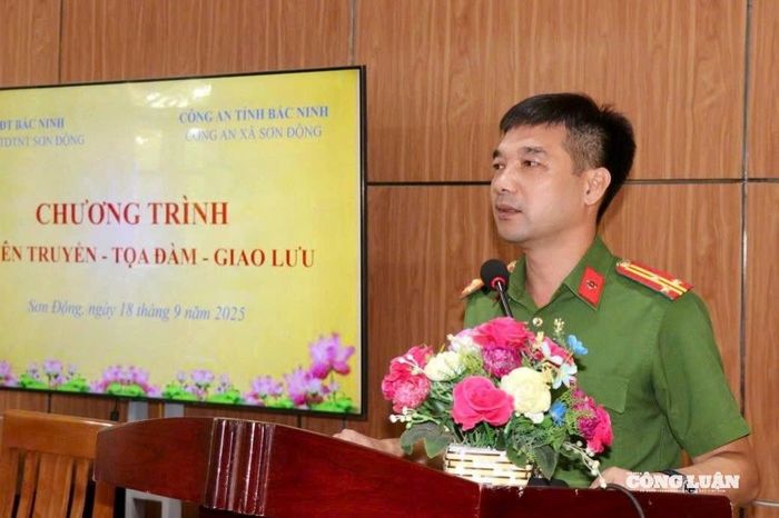Thượng tá Đàm Hữu Tình, Trưởng Công an xã Sơn Động phát biểu tại buổi tọa đàm.