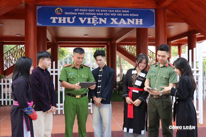 Buổi tuyên truyền góp phần quan trọng trong việc nâng cao nhận thức, trách nhiệm của mỗi thầy cô giáo và học sinh về an ninh mạng.