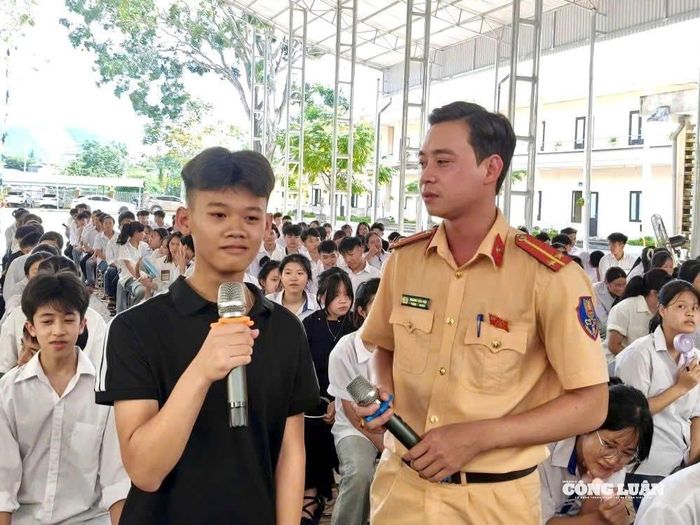 Cán bộ Phòng Cảnh sát giao thông Công an tỉnh tuyên truyền về luật An toàn giao thông.