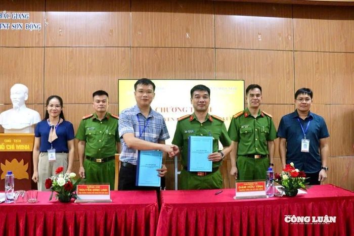 Công an xã Sơn Động và Trường PTDTNT Sơn Động ký kết Quy chế phối hợp trong công tác tuyên truyền, giáo dục pháp luật.