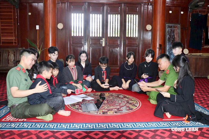 Công an xã Sơn Động hướng dẫn học sinh về bảo mật tài khoản trên không gian mạng.