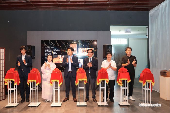 Đại biểu cắt băng khai mạc triển lãm 'Dáng hình của đất'.