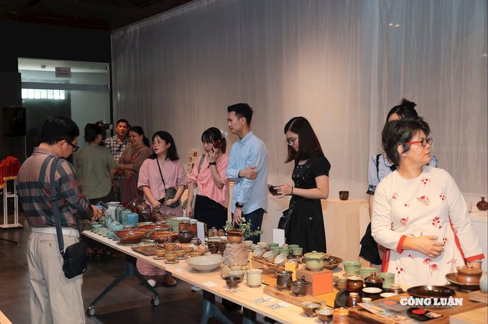 Một số hình ảnh tham quan tại triển lãm 'Dáng hình của đất'.