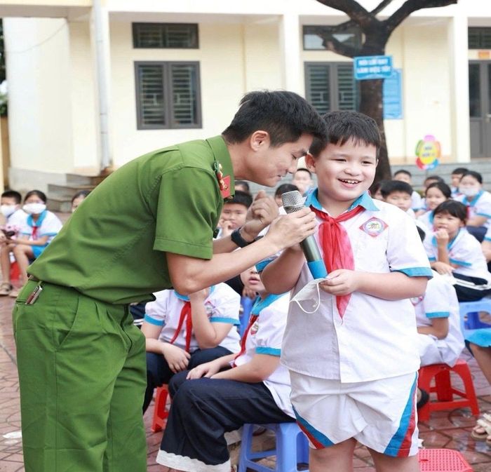Học sinh Trường tiểu học Minh Thành (phường Đông Mai) được tuyên truyền, hướng dẫn kỹ năng về PCCC và CNCH.