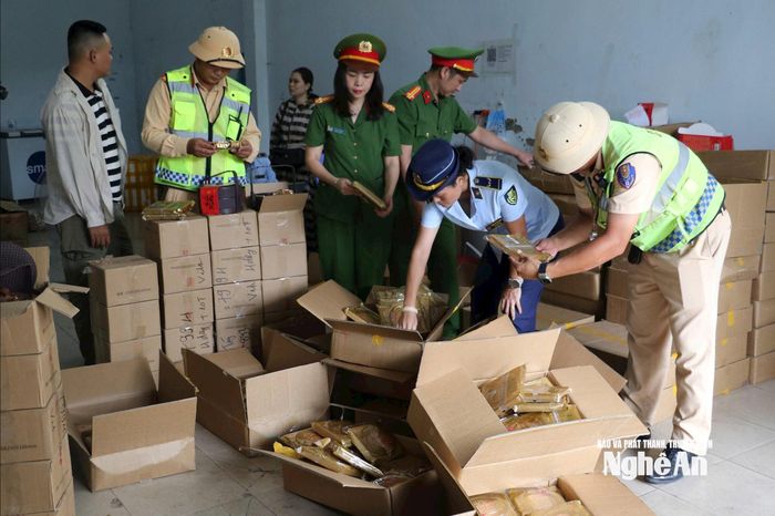 Phòng Cảnh sát kinh tế Công an tỉnh Nghệ An chủ trì, phối hợp với Tổ Cảnh sát giao thông số 4 (Phòng Cảnh sát giao thông) và Đội Quản lý thị trường số 3, Chi cục Quản lý thị trường Nghệ An kiểm tra tại cơ sở kinh doanh (đường Cao Xuân Huy, phường Trường Vinh). Ảnh: Phạm Thủy
