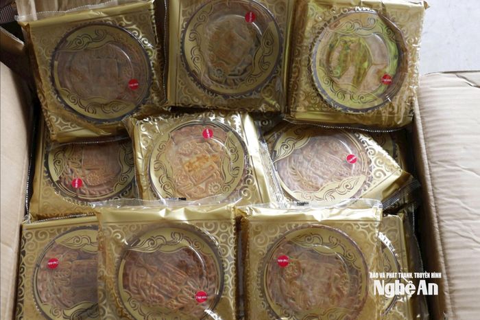 Số bánh trung thu không rõ nguồn gốc xuất xứ. Ảnh: Hồ Hưng