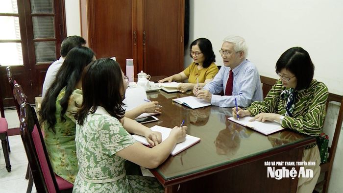 GS.TS Mạch Quang Thắng bên các đồng nghiệp tại Học viện Chính trị Quốc gia Hồ Chí Minh. Ảnh: cắt từ clip Đình Tuấn