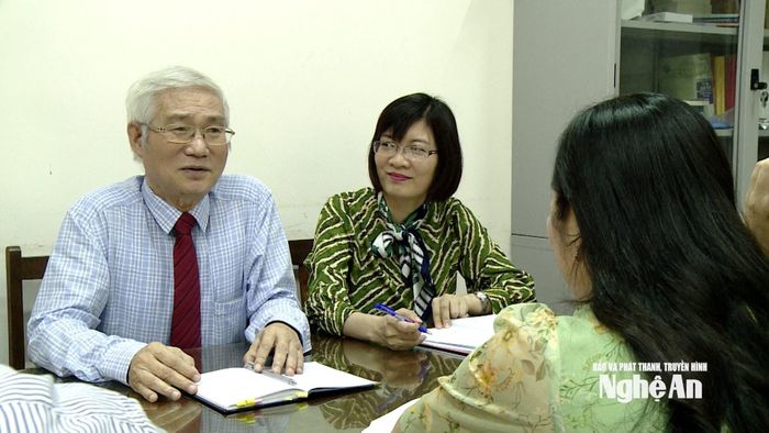 GS.TS Mạch Quang Thắng bên các đồng nghiệp tại Học viện Chính trị Quốc gia Hồ Chí Minh. Ảnh: cắt từ clip Đình Tuấn