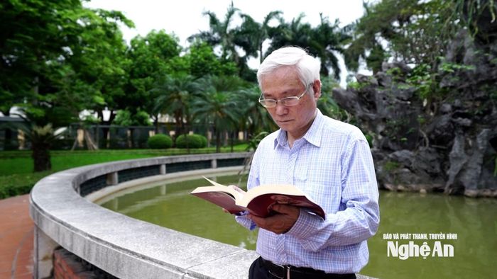 GS.TS Mạch Quang Thắng và cuốn sách "Hồ Chí Minh, con người của sự sống". Ảnh: cắt từ Clip Đình Tuấn