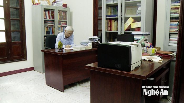 GS.TS Mạch Quang Thắng nghiên cứu các tài liệu lịch sử. Ảnh cắt từ Clip Đình Tuấn