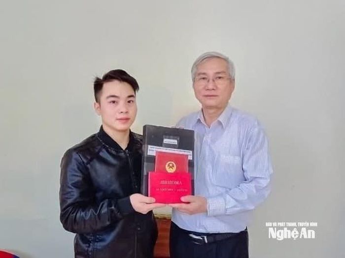 GS.TS Mạch Quang Thắng gửi một số hiện vật trong 50 năm hoạt động khoa học tại Trung tâm Di sản các nhà khoa học Việt Nam. Ảnh: NVCC