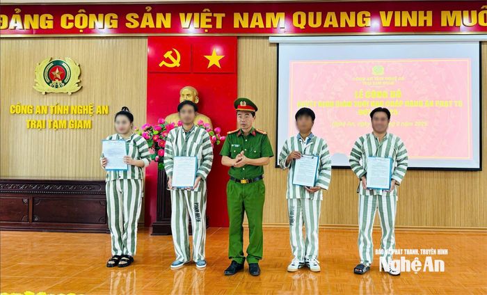 Trao quyết định giảm án cho các phạm nhân. Ảnh: Quang Vinh