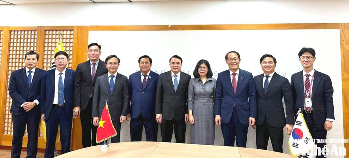 Đoàn công tác Việt Nam chụp ảnh lưu niệm với lãnh đạo thành phố Bu San (Hàn Quốc). Ảnh: Phan Tú
