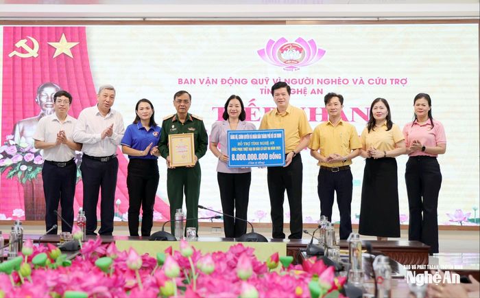 Đoàn công tác Thành phố Hồ Chí Minh trao biển hỗ trợ 8 tỷ đồng hỗ trợ Nghệ An khắc phục hậu quả sau thiên tai. Ảnh: Thanh Quỳnh