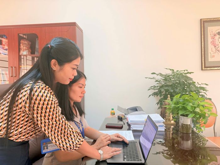  Chị Trương Thị Vân Anh và chị Bùi Thị Luyến thảo luận công việc. 