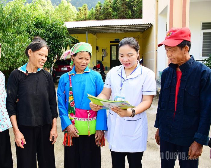 Cán bộ Trạm Y tế xã Sơn Vĩ tuyên truyền các chính sách người dân được hưởng về khám chữa bệnh trong thời gian tới.