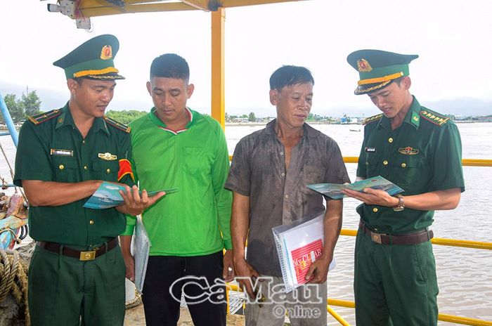 Chiến sĩ biên phòng đẩy mạnh công tác tuyên truyền để người dân hiểu rõ về Chỉ thị 17.